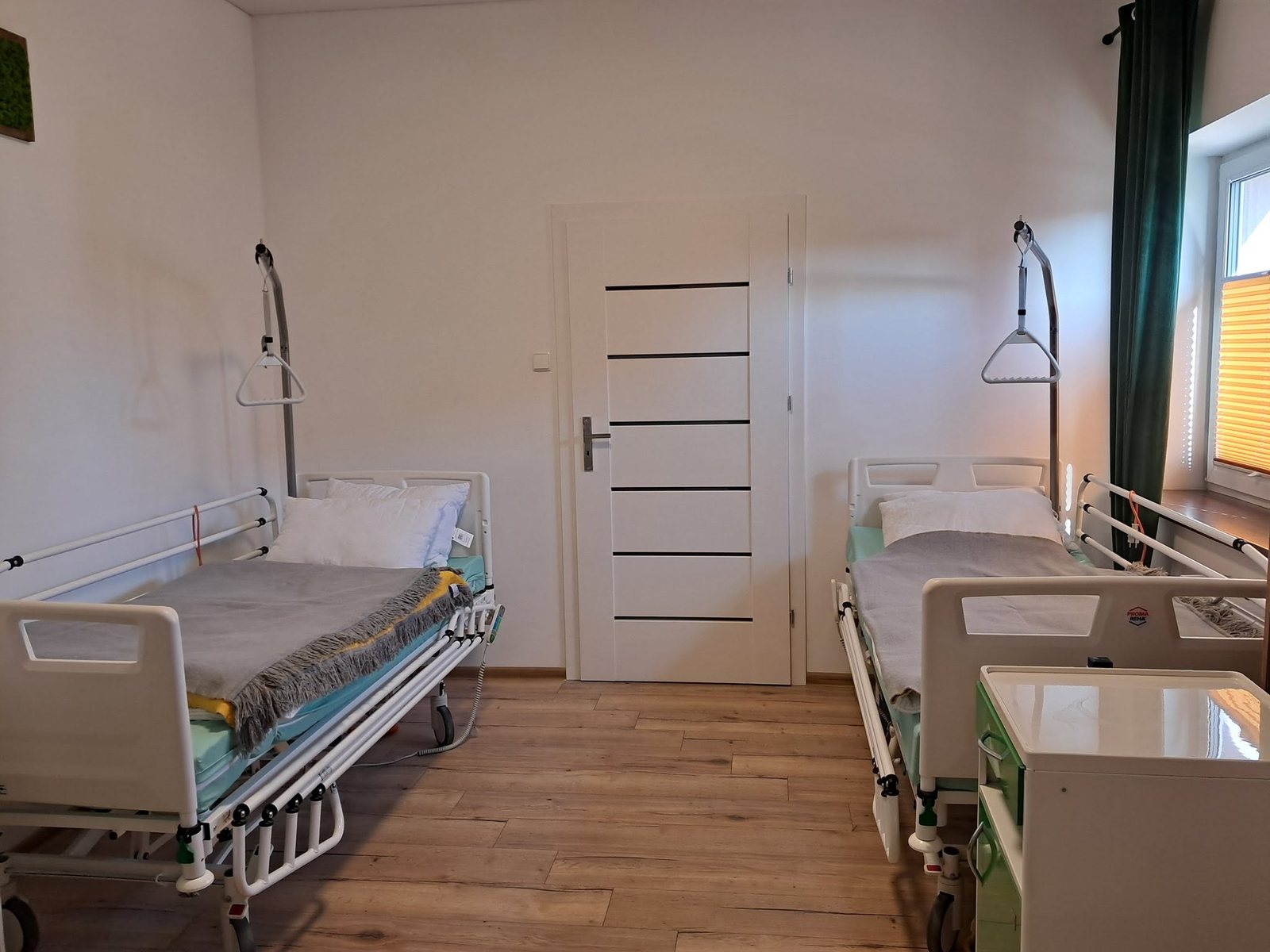 Pokój z profesjonalnymi łóżkami rehabilitacyjnymi